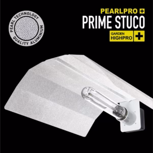 Kuvassa on alumiini materiaalista valmistettu kasvivaloheijasti. Heijastimen alumiinipinnassa on kuperaa helmimäistä kuviota, joka parantaa valon säteiden heijastumista laajemmin ja tehokkaammin. Tämä Pearl Pro heijastin on laadukkaista tuotteistaan tunnetun Garden Highpron valmistama.